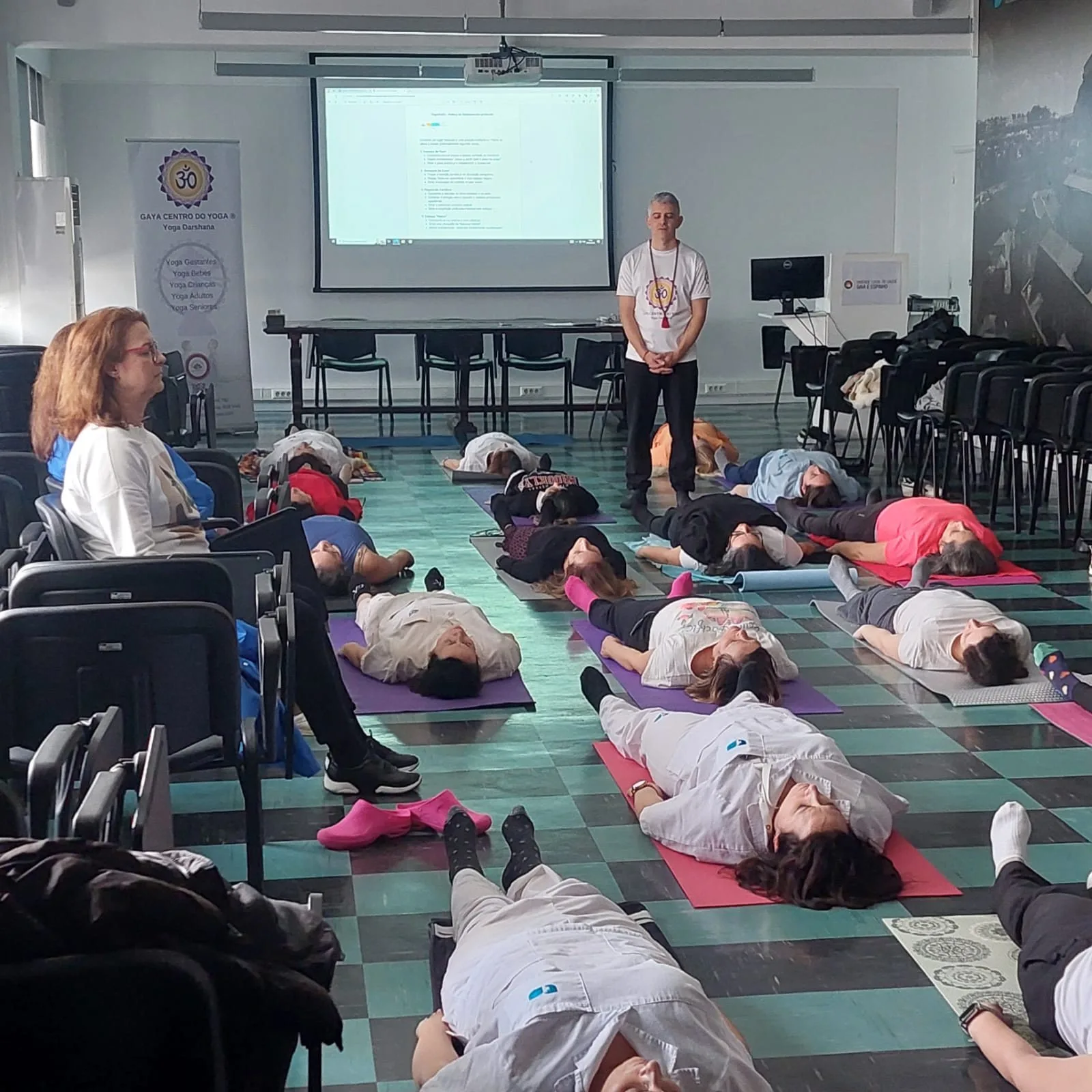 Sessão de Yoganidrā em contexto corporativo