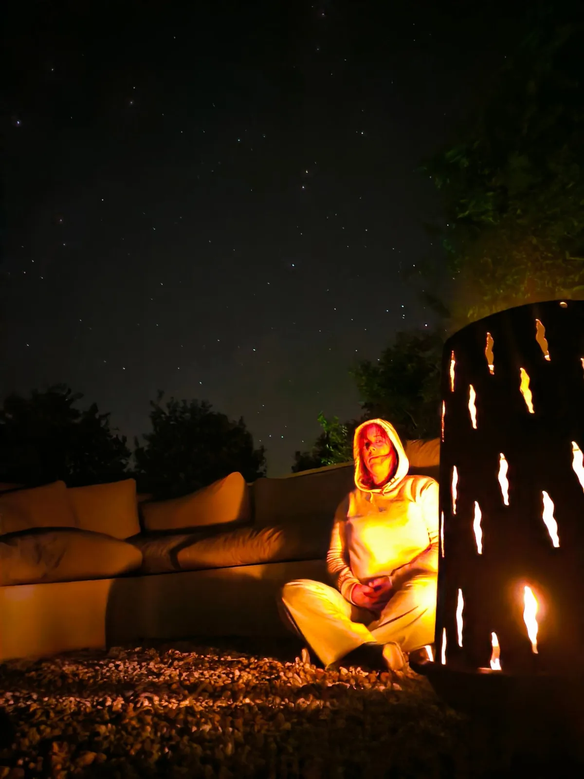 Meditação ao ar livre sob as estrelas, à luz do fogo
