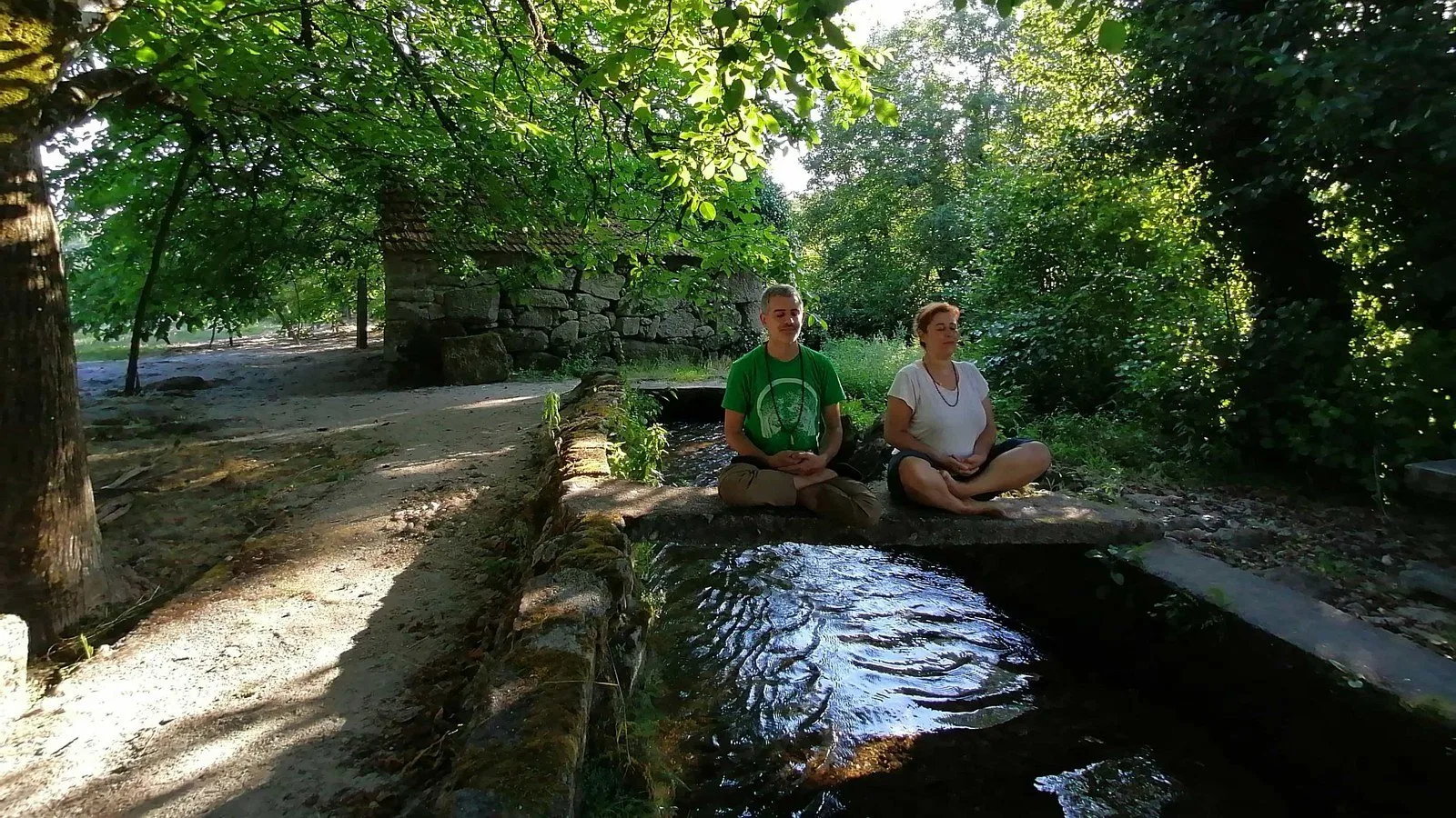 Sónia e Rui em meditação na natureza